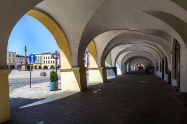 06 Mayıs 2018, Novy Jıcın, Çek Cumhuriyeti. Novy Jıcın varsayım Meryem Ana Kilisesi ile eski pazar meydanında