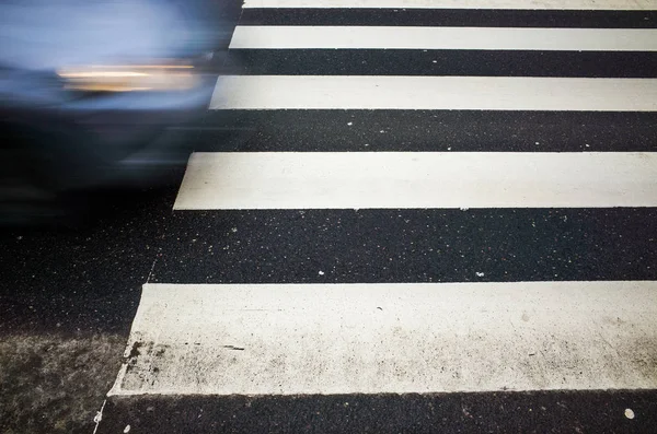 Mavi araba hareket ve taze boyalı yaya geçiş parçası