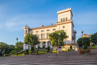 Bielsko-Biala, Polonya. 01 Ağustos 2015. Bielsko-Biala Chrobry Meydanı'nda Sulkowski Kalesi ve çeşme