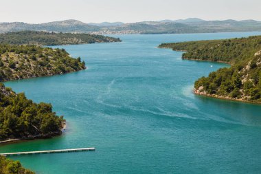 Hırvatistan ve Avrupa 'nın Skradin kenti yakınlarındaki geniş körfez
