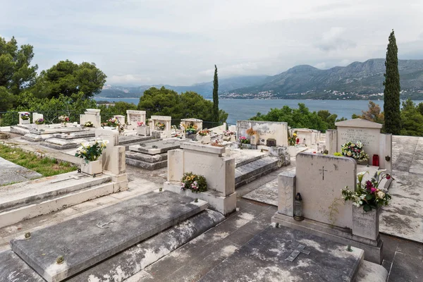 03 mei 2019, Cavtat, Kroatië. Begraafplaats op de heuvel — Stockfoto