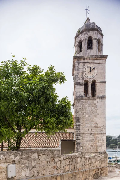 03 maja 2019, Cavtat, Chorwacja. Wieża kościelna — Zdjęcie stockowe