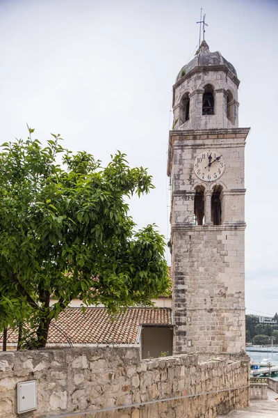 03 mei 2019, Cavtat, Kroatië. Kerktoren — Stockfoto