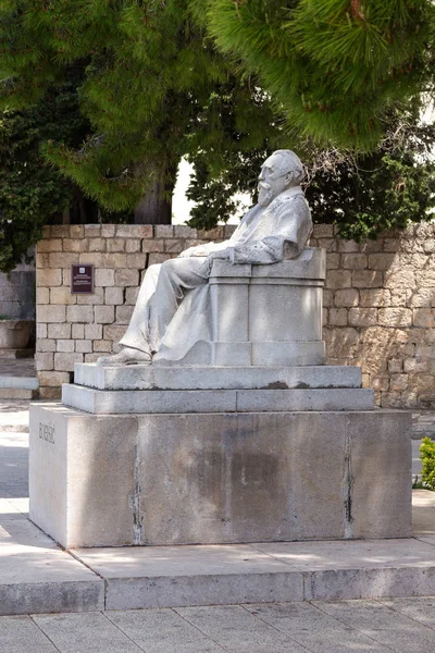 03 maggio 2019, Cavtat, Croazia. Statua di Valtazar Bogisic — Foto Stock