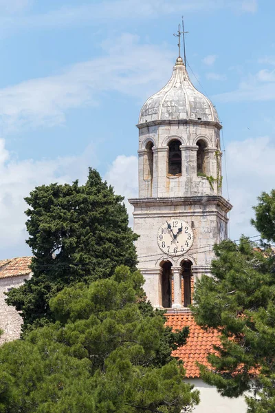 03 mei 2019, Cavtat, Kroatië. Kerktoren — Stockfoto