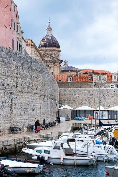 04 May 2019, Dubrovnik, Croacia. Puerto de la ciudad vieja . — Foto de Stock