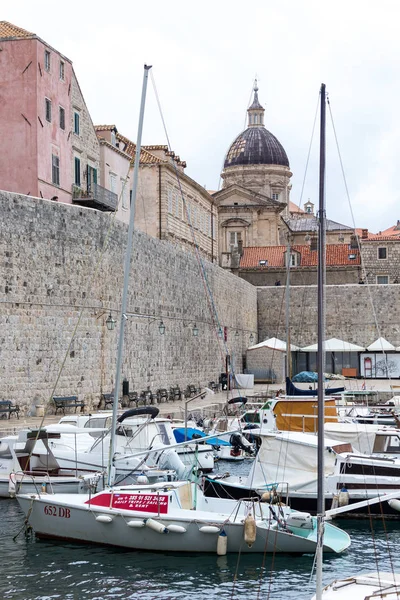 04 mei 2019, Dubrovnik, Kroatië. Old City Harbor. — Stockfoto