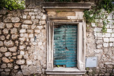 Dubrovnik, Hırvatistan'da eski yeşil boyalı kapılar