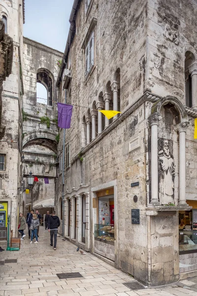 06 mei 2019. Split, Kroatië. Smalle straat van Split — Stockfoto