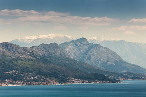 Brzeg z wzgórzami w Chorwacji (Split) — Zdjęcie stockowe