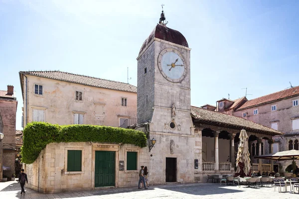 08 mei 2019, Trogir, Kroatië. De klokkentoren en de stad Loggia — Stockfoto