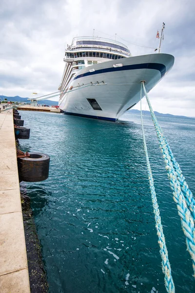 09 mei 2019. Cruiseschip aangemeerd aan de kade — Stockfoto