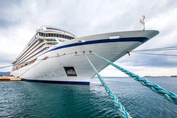 09 mei 2019. Cruiseschip aangemeerd aan de kade — Stockfoto