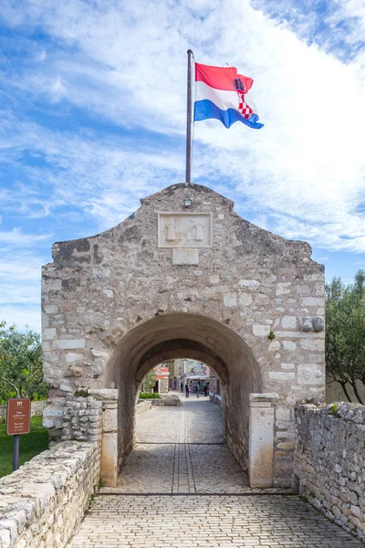 10 MAIO 2019. Nin, Croácia. Portão principal para a cidade velha — Fotografia de Stock