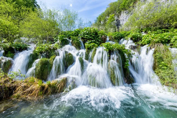 Plitvice Gölleri Ulusal Parkı, Hırvatistan. Küçük şelaleler