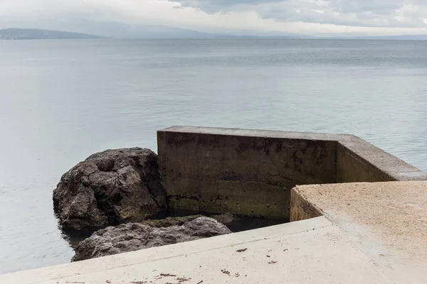 Costruzione di calcestruzzo sulla riva — Foto Stock