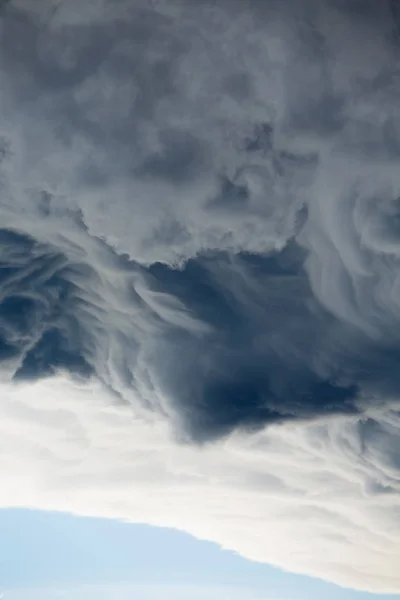 Nuvens tempestuosas dramáticas — Fotografia de Stock
