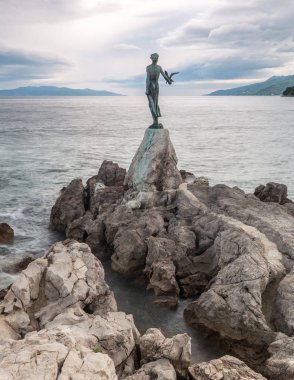 13 Mayıs 2019. Opatija, Hırvatistan. Martı heykeli ile Maiden