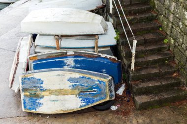 Bankada küçük tekneler devrildi