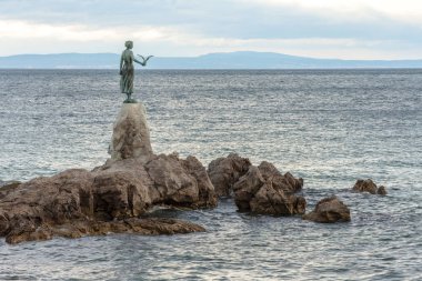 13 Mayıs 2019. Opatija, Hırvatistan. Martı heykeli ile Maiden