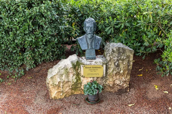 12 MAYO 2019.Opatija, Croacia. Busto de Henryk Sienkiewicz en Opatija —  Fotos de Stock