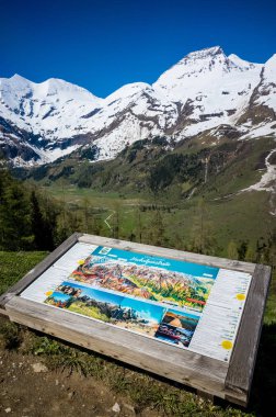 24 Mayıs 2019, Grossglockner Hohalpenstrasse, Avusturya. Bilgi panosu