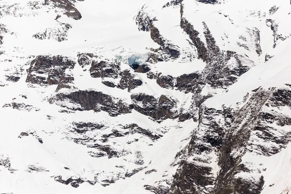 Neige printanière et arbres sur la pente. Grossglockner Pass en Australie — Photo