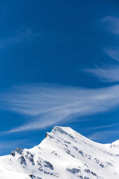 Neve de primavera e árvores na encosta. Grossglockner Pass na Austrália — Fotografia de Stock