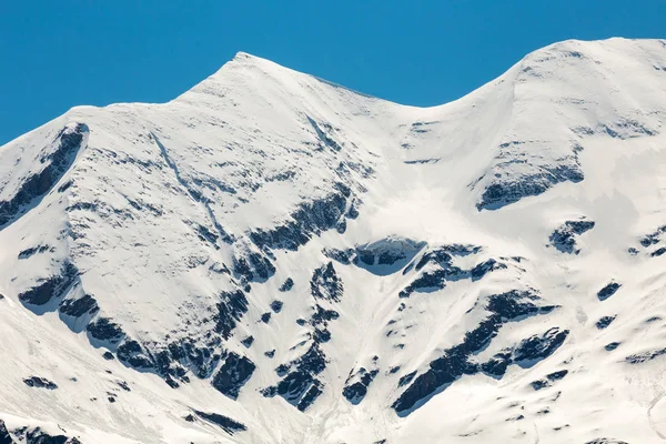 Cumbres nevadas de montaña — Foto de Stock