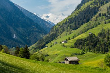 Dağ zirvesi ve bulutlar - illüstrasyon