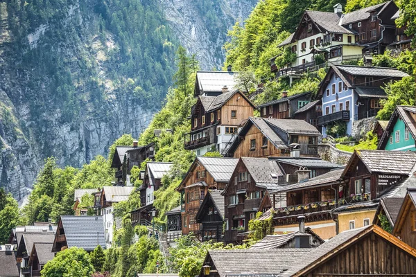 25 Mayıs 2019, Hallstatt, Avusturya. Tepedeki evler