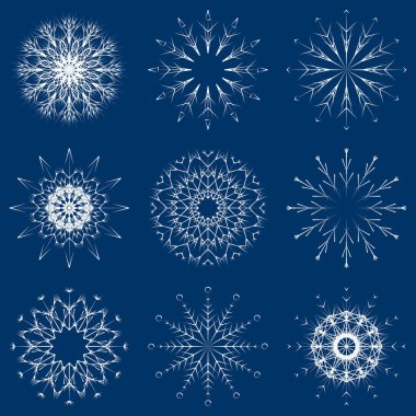 Sanatsal buzlu soyut kristal kar topluluğu üzerinde izole mavi arka plan olarak kış Aralık dekorasyon grup veya toplama pul. Buz veya Don güzel yıldız süsler