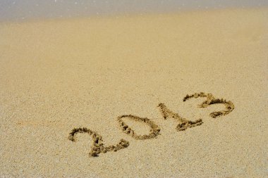 Kavram ya da kavramsal el yapımı ya da el yazısıyla yazılmış bir egzotik ada bir plajda kum metinde 2013 yıl