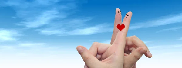概念的人类或女性手用两个手指涂上红色的心和笑脸在云蓝蓝的天空背景横幅的面孔 — 图库照片