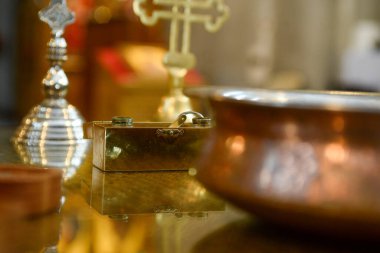 Sırp Ortodoks Hıristiyan Kilisesi 'ndeki kutsal vaftiz töreninde kullanılan saç ve makas kutularını içeren altın metal bir kutu.