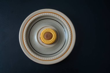 Tepside sert ve kremalı bir bisküvi var. Halk arasında 