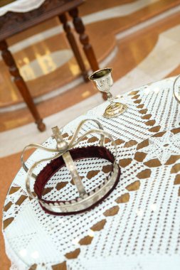 9 Haziran 2024 - Belgrad, Sırbistan. St. Kilisesi Havariler Peter ve Paul. İçi gümüş kaplamalı, düğün töreni için hazır.