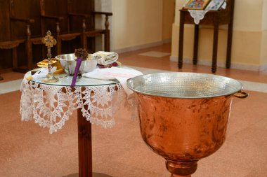 9 Haziran 2024 - Belgrad, Sırbistan. St. Kilisesi Havariler Peter ve Paul. Vaftiz töreni için aksesuarlarla birlikte. Tuvalin üzerinde Sırp Kiril alfabesiyle Mutlu Vaftizler yazıyor