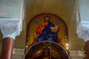 20 Eylül 2025 - Belgrad, Sırbistan. Saint Mark Kilisesi, iç mekan. Vaftiz için aksesuarlar. Freskolar. Binanın mimarisi..