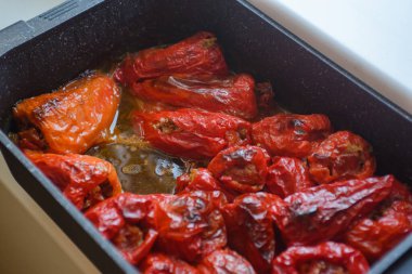 Fırında pişmiş biber, kıyma, pirinç ve domatesle doldurulmuş.