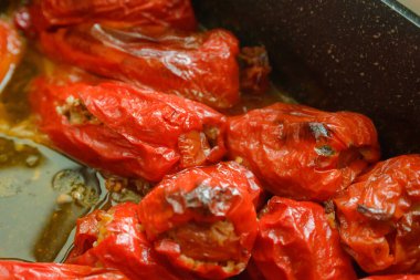 Fırında pişmiş biber, kıyma, pirinç ve domatesle doldurulmuş.