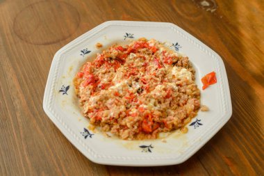 Doldurulmuş kırmızı biber, pişmiş et ve krema yemeye hazır.