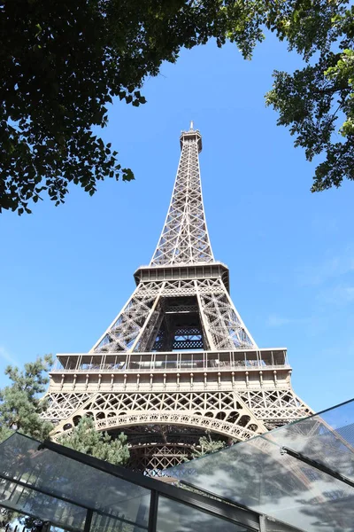 Der Eiffelturm Umrahmt Von Bäumen — Stockfoto