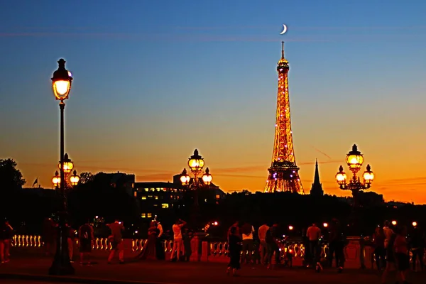 Eiffelturm Und Mond — Stockfoto