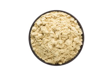 Beyaz bir arka plan üzerinde izole kase, üstten görünüm, toz zencefil. organik baharat