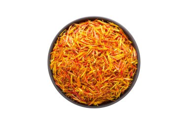 Beyaz bir arka plan üzerinde izole kase, üstten görünüm, kuru safran. organik baharat