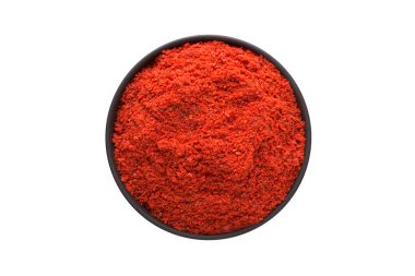 Adjika toz beyaz bir arka plan üzerinde izole kase, üstten görünüm. organik baharat