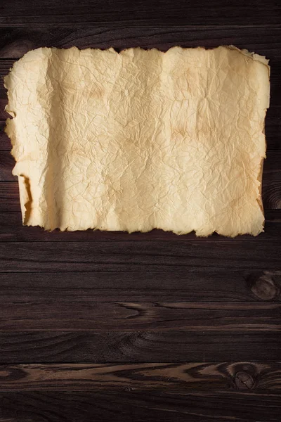 Antik papirüs ahşap bir masa, antika arka plan üzerine