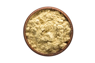 ahşap bir kapta, üstten görünüm baharat kakule tozu. baharat beyaz izole