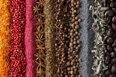 Web sitesi tasarımı için baharat ve otlar arka plan. Masanın üzerine dağılmış baharat.